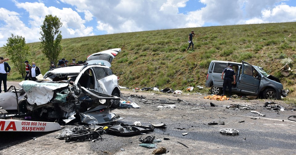 Sivas'ta katliam gibi kaza: 9 ölü - 1