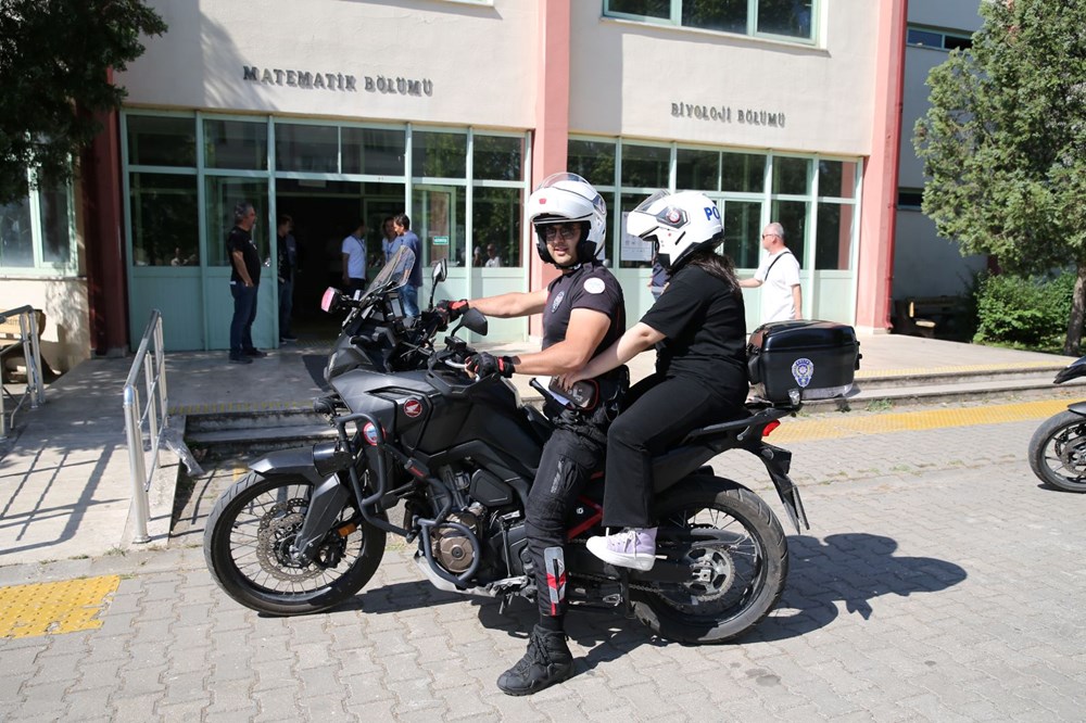 YKS'de ikinci oturum AYT sona erdi: Sınavı saniyelerle kaçıranlar oldu! - 6