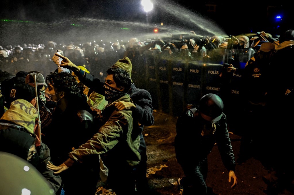 Taksim’e doğru yürümek isteyenler Bozdoğan Kemeri’ne doğru ilerleyince polis müdahale etti