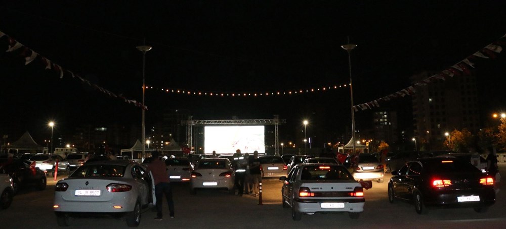Şanlıurfa'da Naim filmi oyuncusu Hayat Van Eck'in de katıldığı arabalı sinema etkinliği - 5