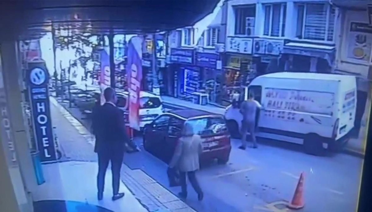 El freni çekilmeyen panelvanı böyle durdurdu El freni çekilmeyen panelvanı böyle durdurdu