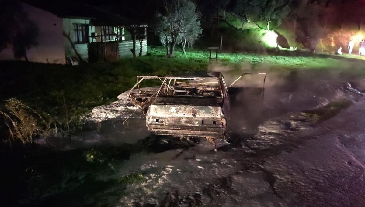 Elektrik kontağından yangın çıktı: Araç küle döndü Elektrik kontağından yangın çıktı: Araç küle döndü