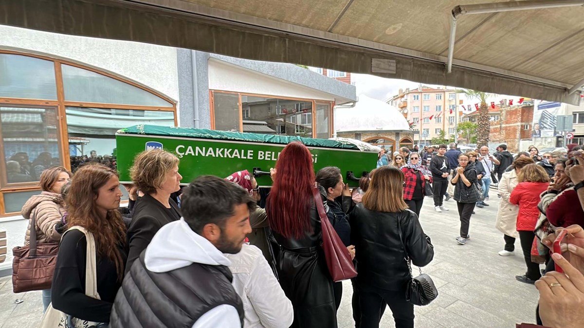 Çanakkale'de öldürülen Zeynep'e veda Çanakkale'de öldürülen Zeynep'e veda