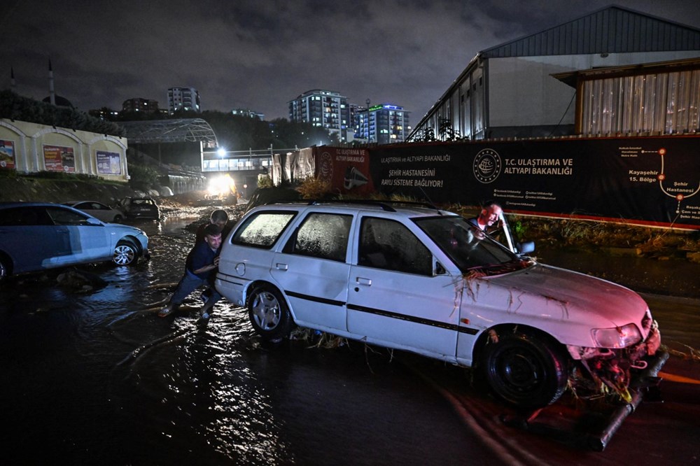 İstanbul'u sağanak vurdu: Ev ve iş yerlerini su bastı, sele kapılan 2 kişi hayatını kaybetti - 29