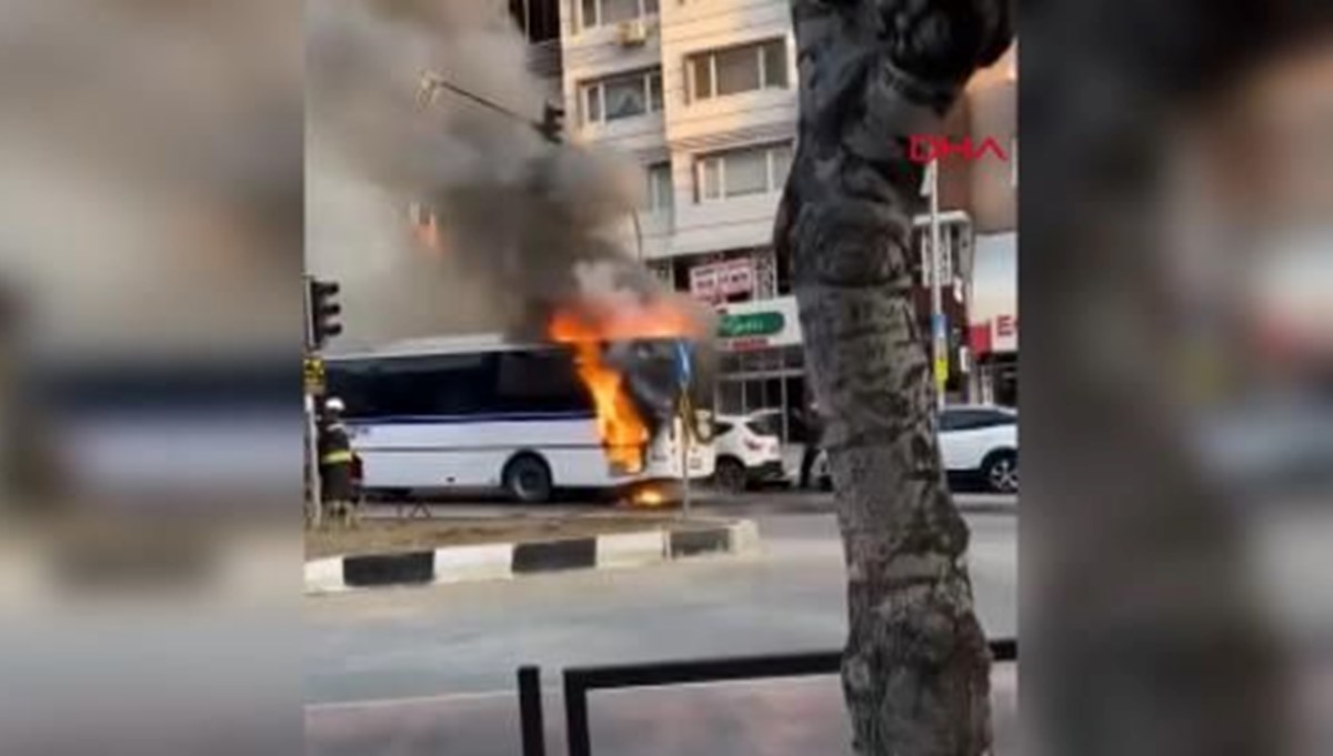 Manisa'da seyir halindeki işçi servisi yandı Manisa'da seyir halindeki işçi servisi yandı