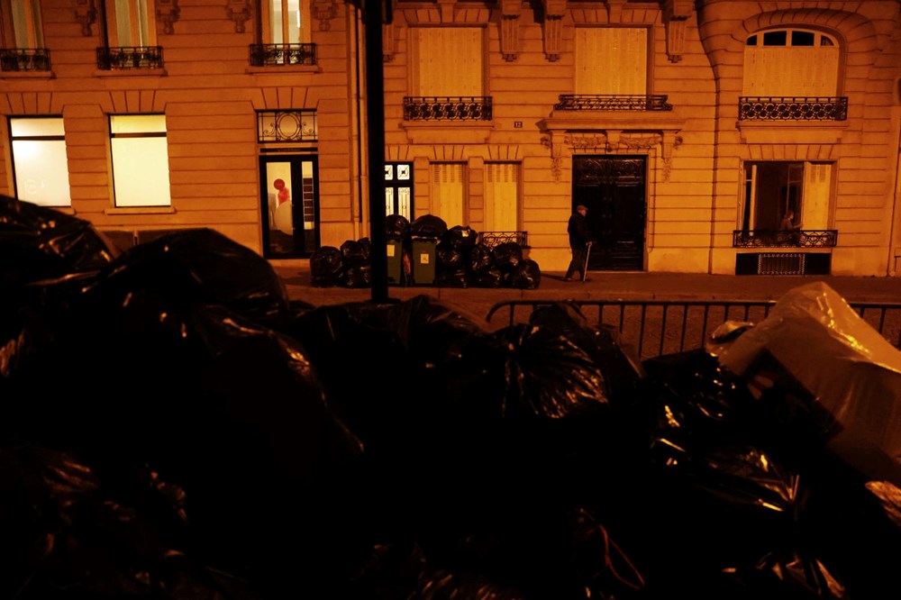 Paris sokaklarında binlerce ton çöp birikti: İşçiler grevi uzattı - 12
