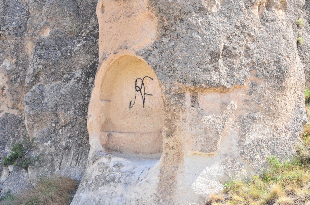 Kapadokya’da peribacalarına sprey boyalı tahrip!