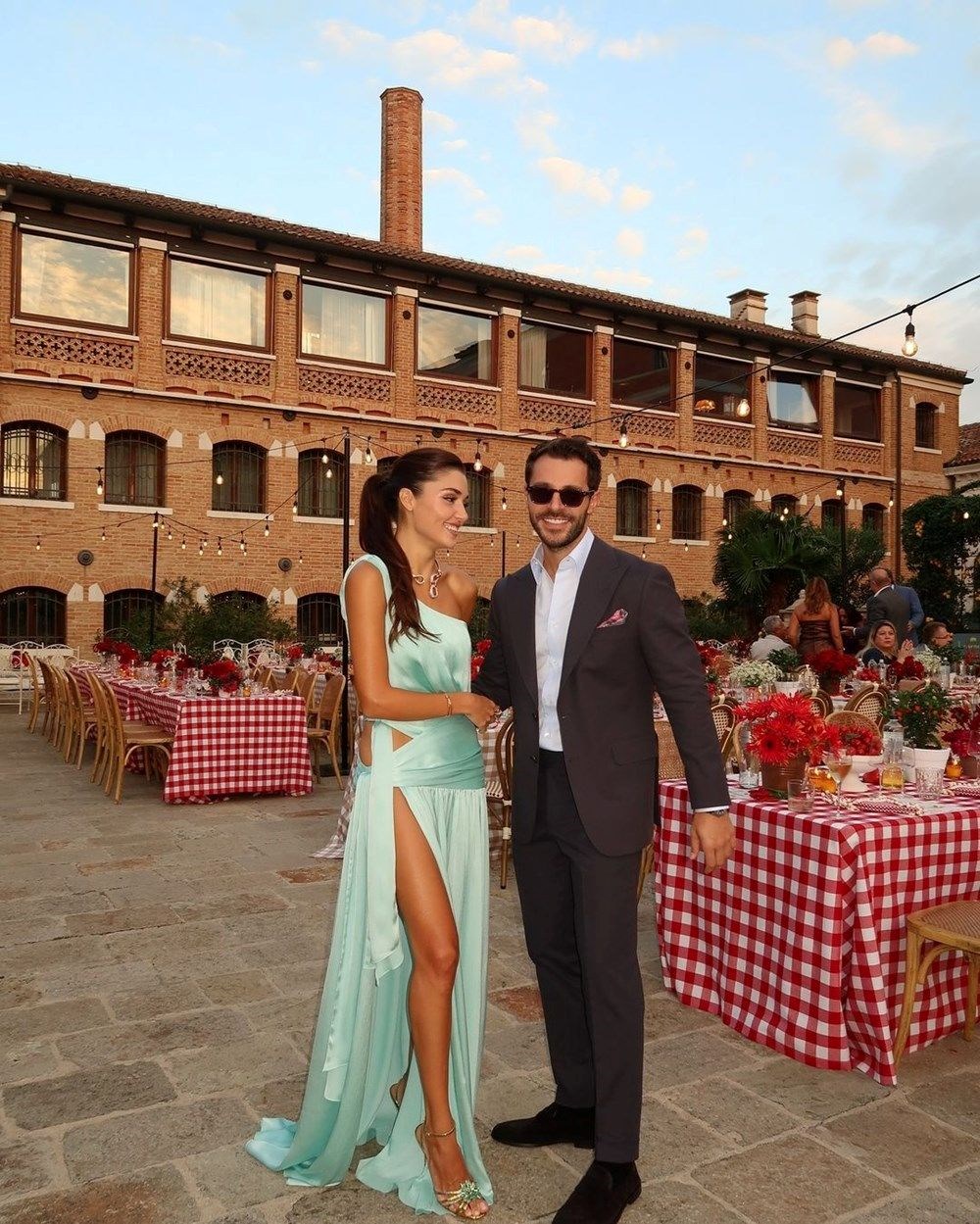 Hande Erçel ile Hakan Sabancı, ikinci yıl dönümlerini kutladı - 15