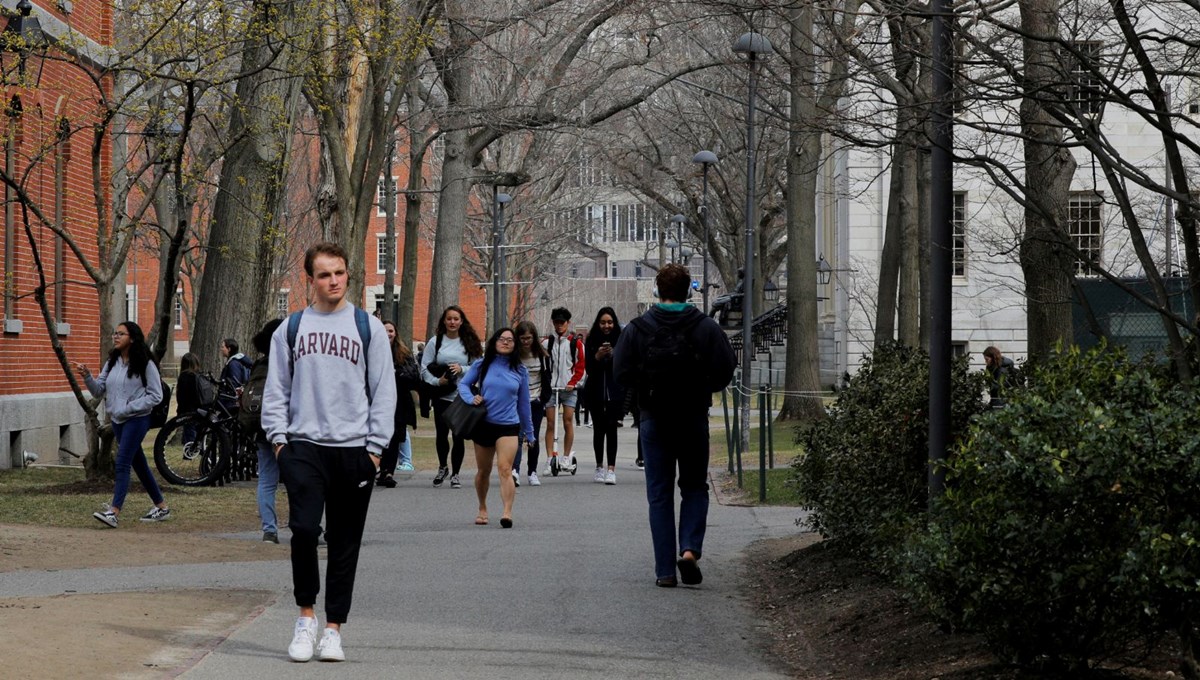 Harvard Üniversitesi'nden büyük burs: Yıllık geliri 200 bin dolar altı ailelerden ücret alınmayacak