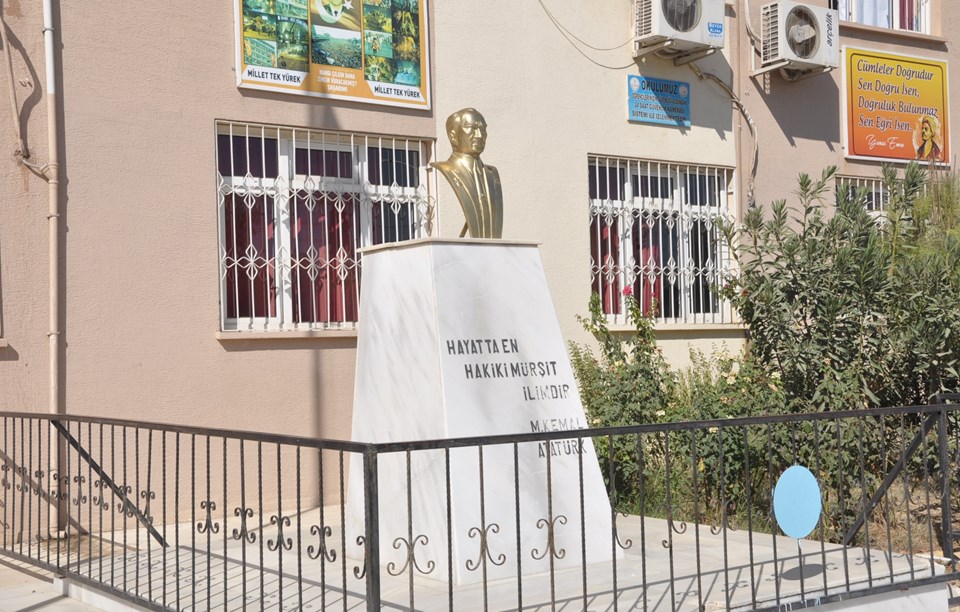 İlkokul bahçesindeki Atatürk büstü çalındı - 1