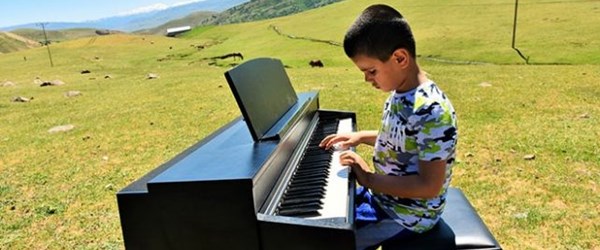Görme engelli Bager, ilk piyano konserini köyünde verdi