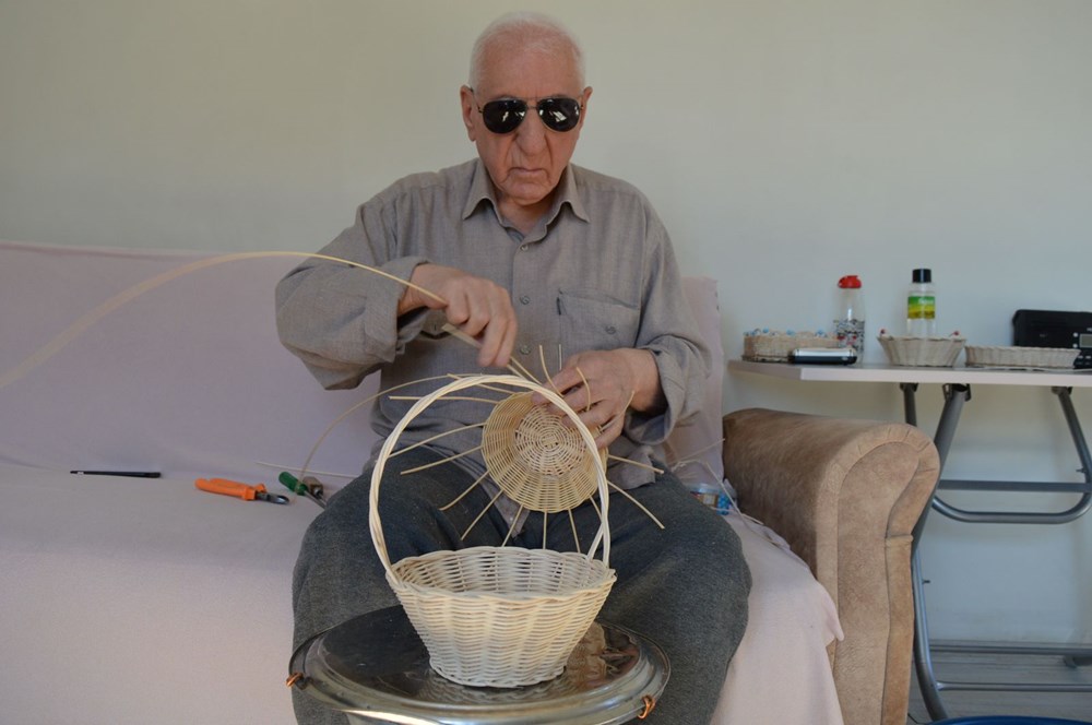 Mardinli 79 yaşında görme engelli usta Beyrut'ta öğrendi: El becerisini gelir kapısına dönüştürdü - 1