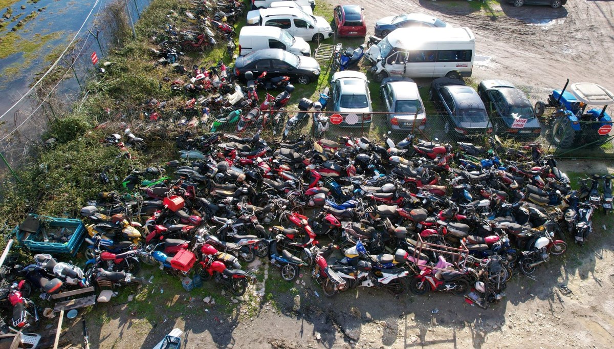 Otopark değil, motosiklet mezarlığı: 12 yıldır burada bekliyorlar