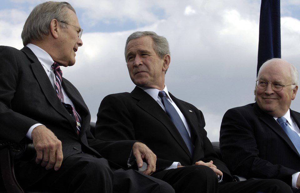 George W. Bush babasının aksine başkan yardımcısı ve savunma bakanını savundu. 
