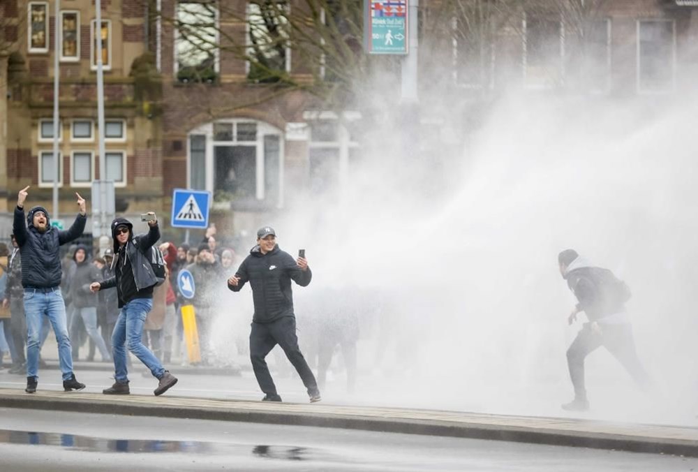 Hollanda'da Covid-19 önlemleri protestosu - 6