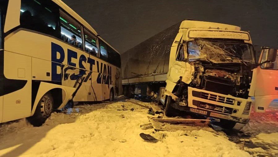 Kar ve buzlanma kaza getirdi: TIR ve yolcu otobüsü çarpıştı