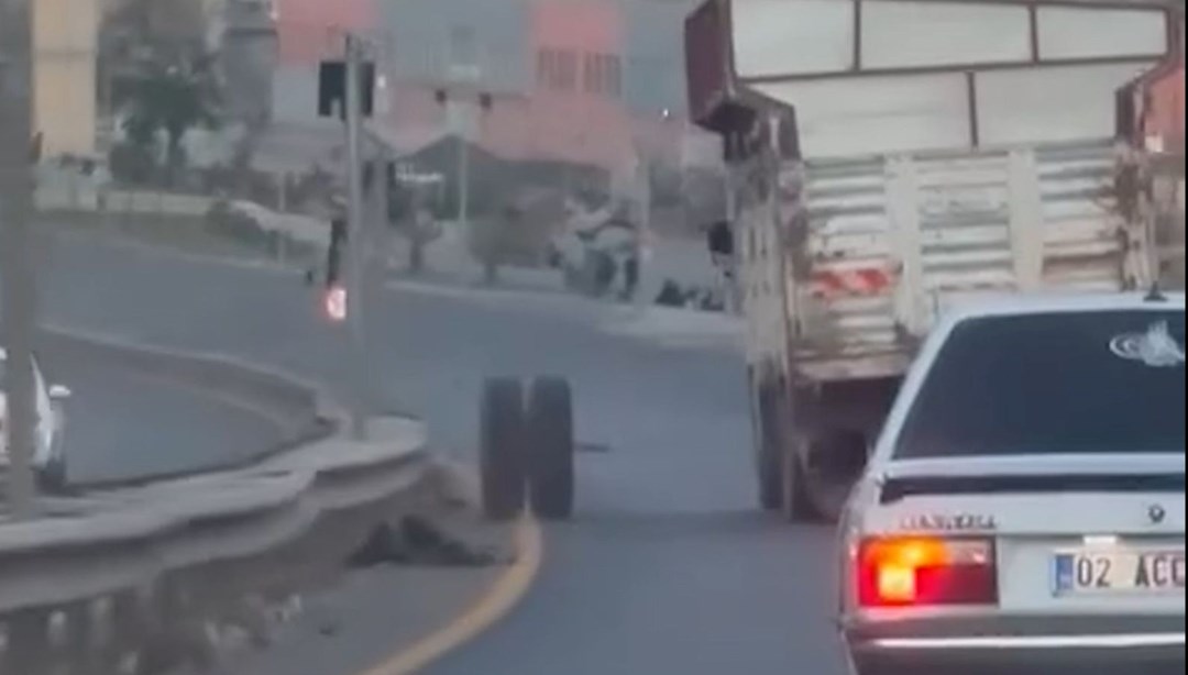 Trafikte korku dolu anlar: Hareket halindeki kamyonun dingili koptu