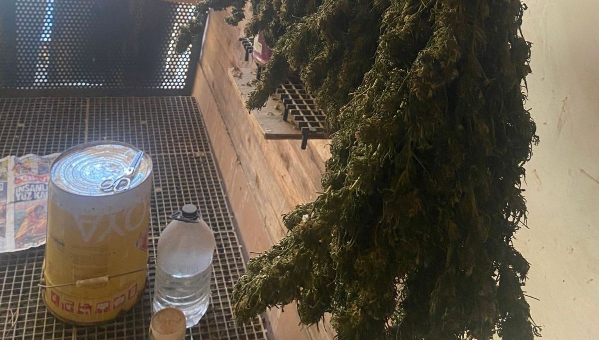 Uyuşturucuyu güvercin kafesine gizlemişler