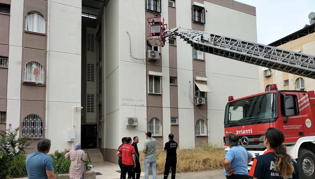 Üç katlı apartmanın merdivenleri çöktü