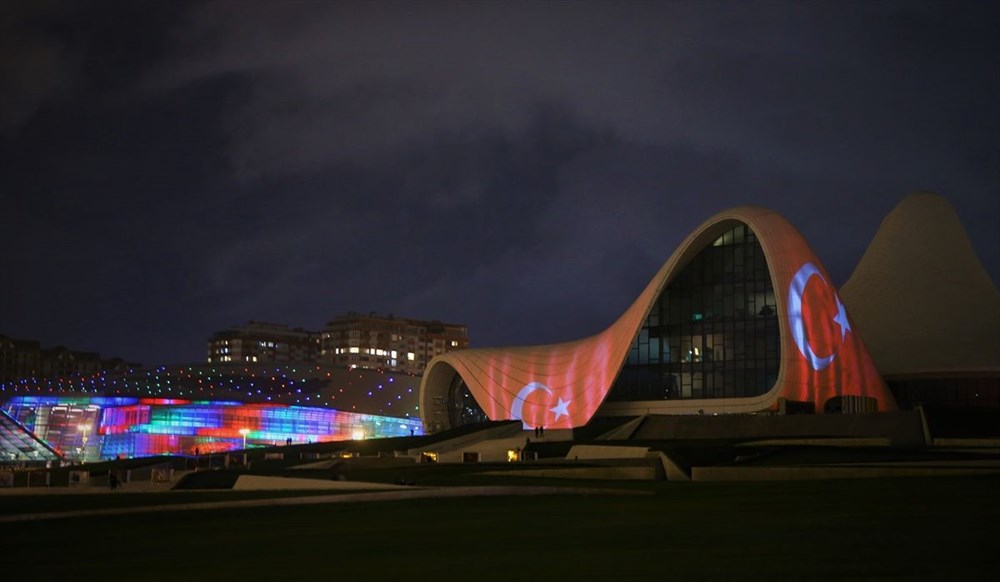 Bakü'nün ünlü yapılarına Türk bayrağı yansıtıldı - 2