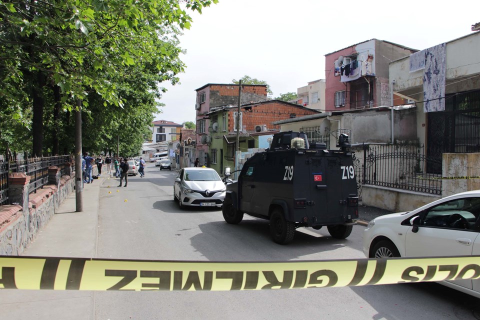 Beyoğlu'nda silahlı kavga: Kendini döven kişiyi sokak ortasında vurdu - 1