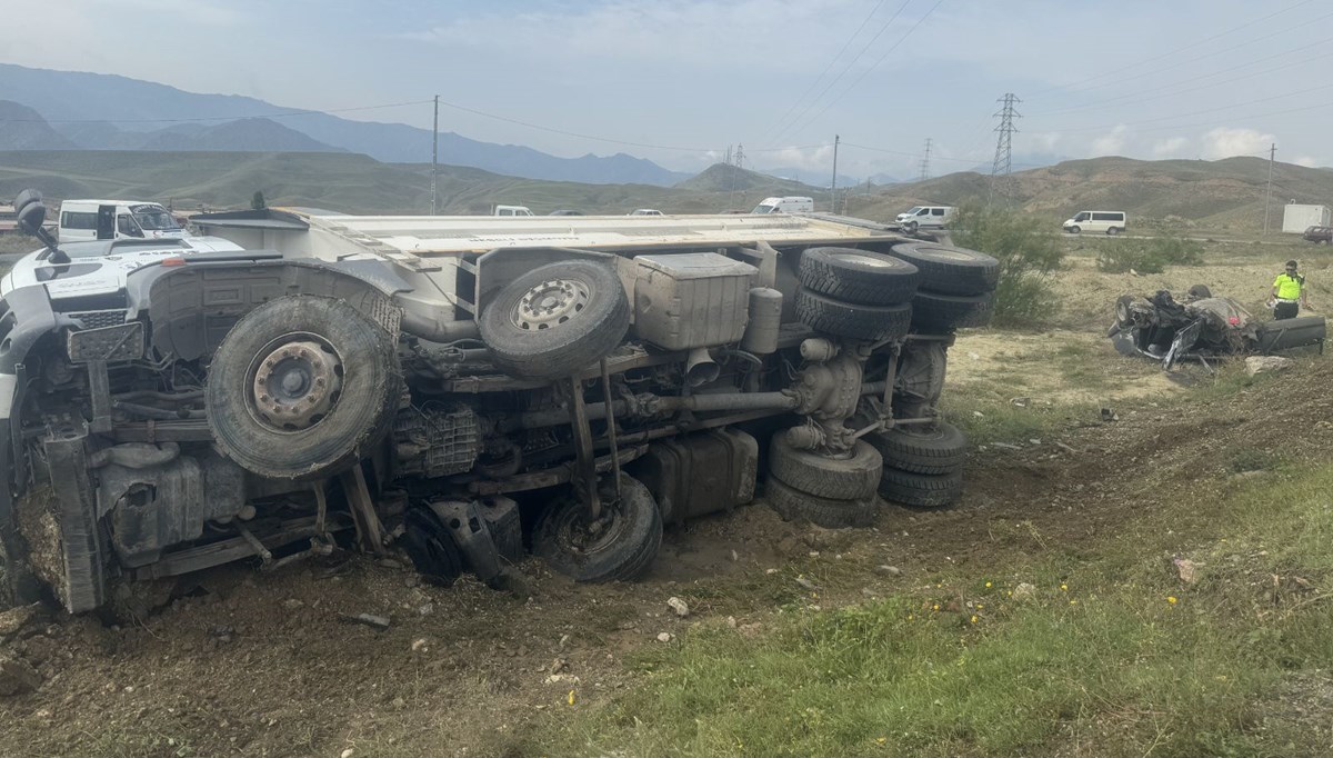 Erzurum'da otomobil ile kamyon çarpıştı: 3 yaralı