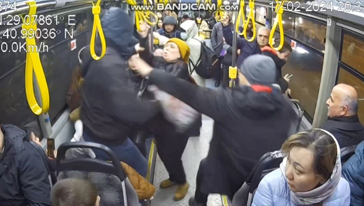 Otobüste yer isteyen kadına yumruklu saldırı kamerada Otobüste yer isteyen kadına yumruklu saldırı kamerada