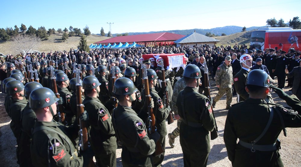 Türkiye şehitlerini uğurladı | Irak’ın kuzeyinde şehit düşen
askerlere gözyaşlarıyla veda - 9