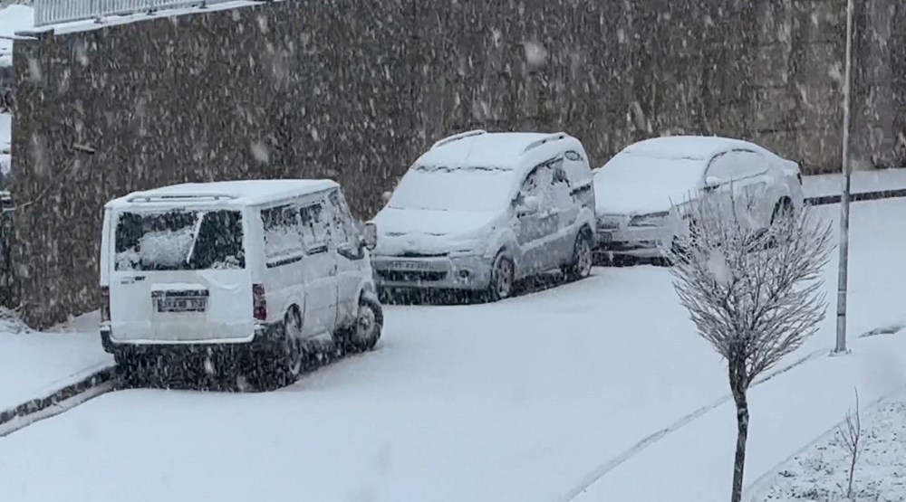 Nisan ayında lapa lapa yağdı: Ağır kar yağışı bir ili beyaza bürüdü 72