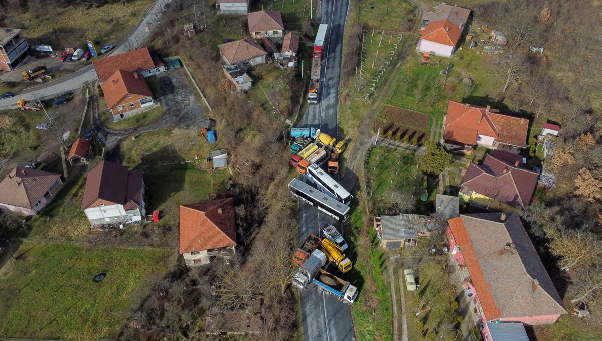 Kosova-Sırbistan arasında tansiyon düşüyor: Barikatların kaldırılmasına başlandı