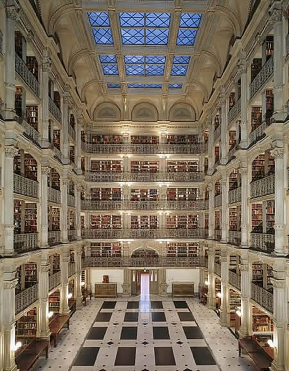 Самая известная библиотека. Библиотека Джорджа Пибоди, Балтимор, Мэриленд, США. Библиотека Джорджа Пибоди, Балтимор. Библиотека имени Джорджа Пибоди, Балтимор, штат Мэриленд. Библиокеи Джоджа пиоди.