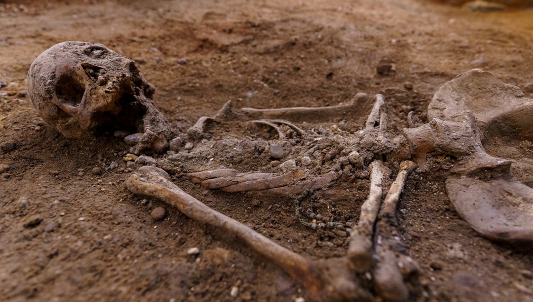 Bodrumunu yenilemek istedi, tarihe ışık tuttu: Fransa'da Orta Çağ'dan kalma lahitler bulundu