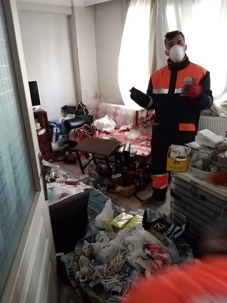 63 yaşındaki kadının evinden 5 kamyon çöp çıktı - 2