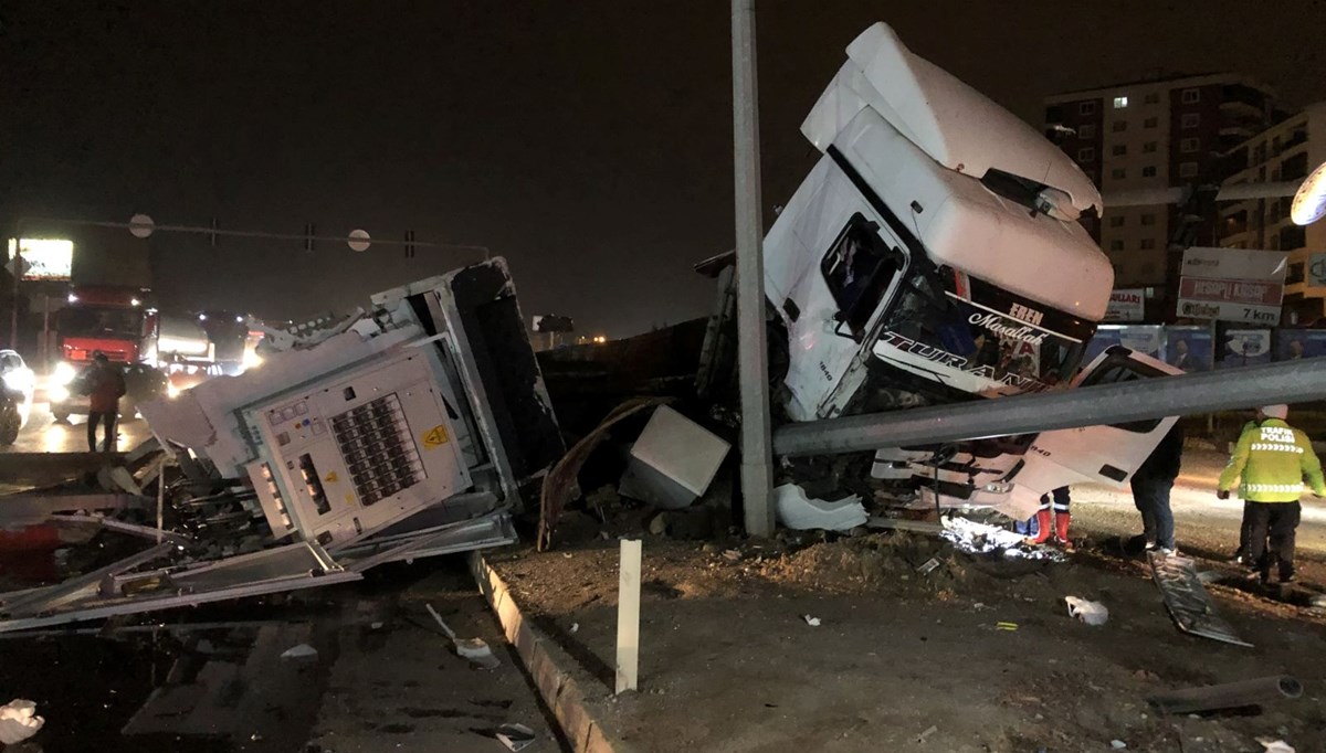 TIR, trafik lambası direğine çarptı: 2 yaralı TIR, trafik lambası direğine çarptı: 2 yaralı