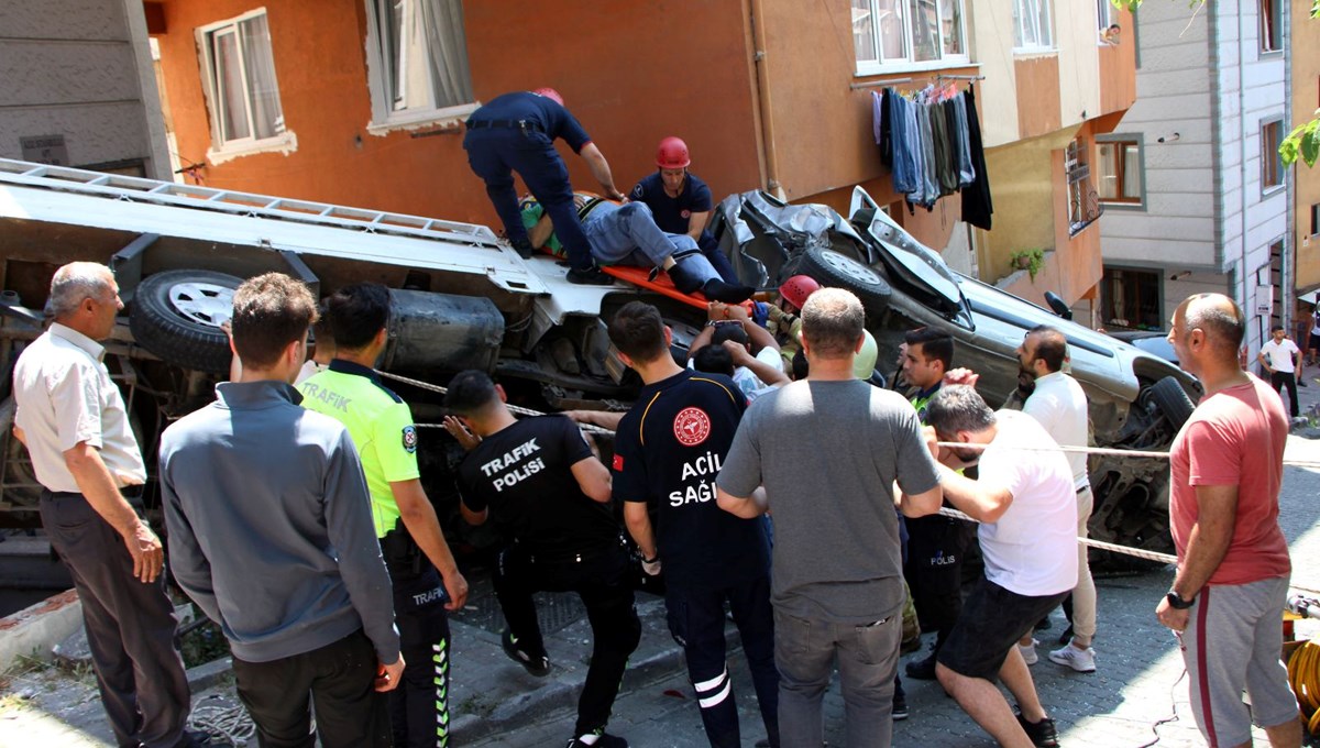 Ara sokakta freni boşalan kamyonet paniği | Şoför sıkıştı, bir kişi son anda kurtuldu Ara sokakta freni boşalan kamyonet paniği | Şoför sıkıştı, bir kişi son anda kurtuldu