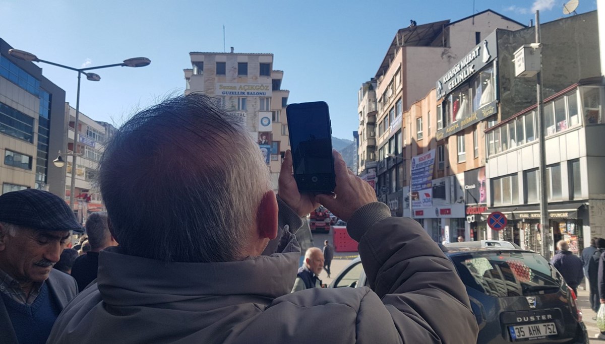 Çatıya çıkan kişiyi görüntülemek için birbirleriyle yarıştılar Çatıya çıkan kişiyi görüntülemek için birbirleriyle yarıştılar