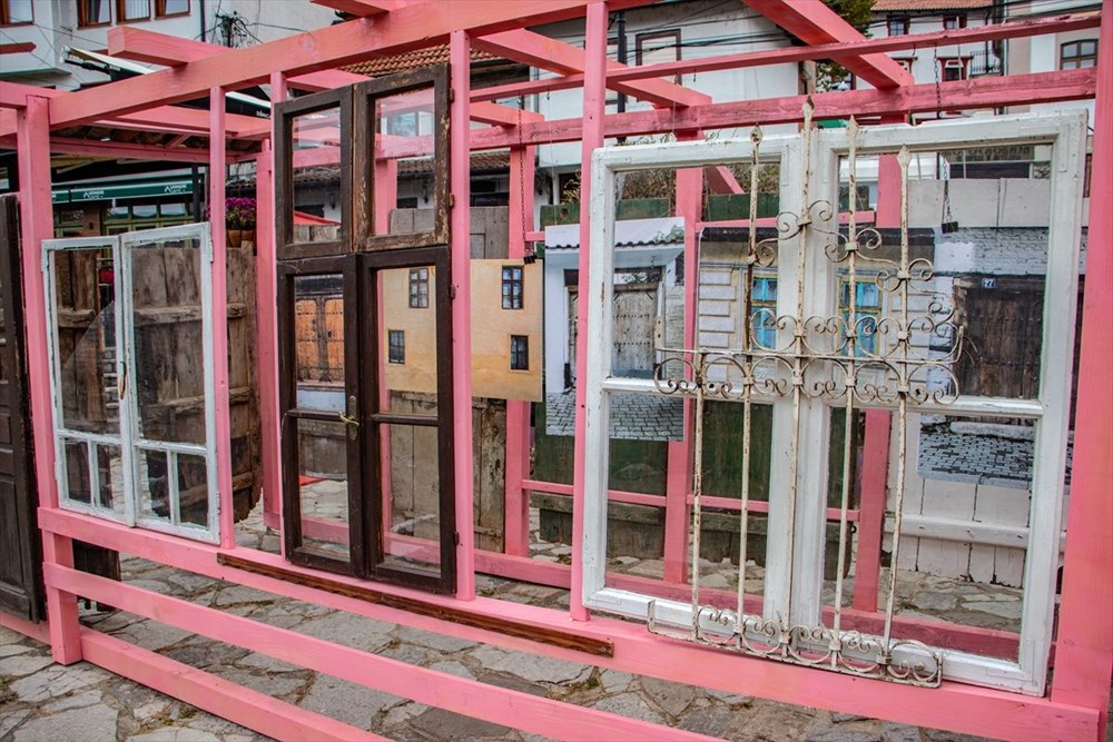 Prizren'in yıkılan evlerinin kapı ve pencereleri sergide buluştu - 4