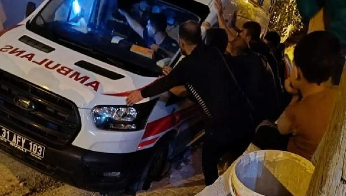 Ambulansın tekeri çukura saplandı: Vatandaşlar yardıma koştu