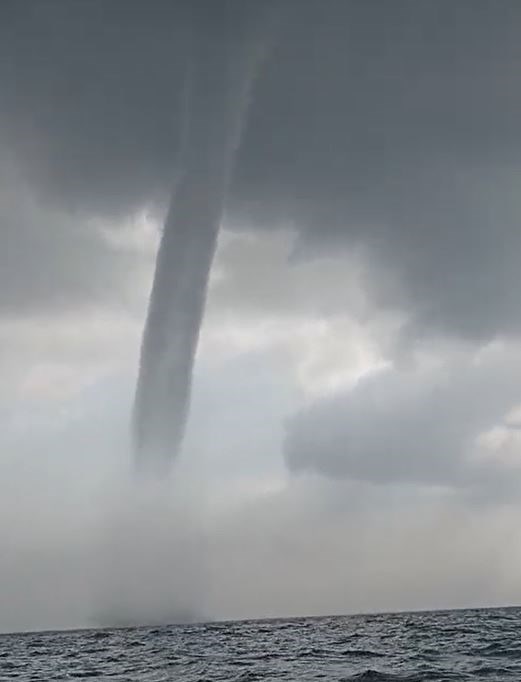 Çevredeki vatandaşlar tarafından doğa olayı cep telefonu kamerasıyla görüntülendi.