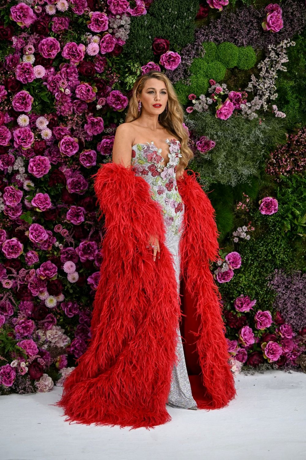 Kırmızı halı adeta çiçek bahçesine döndü! Blake Lively'nin stili tam not aldı - 2