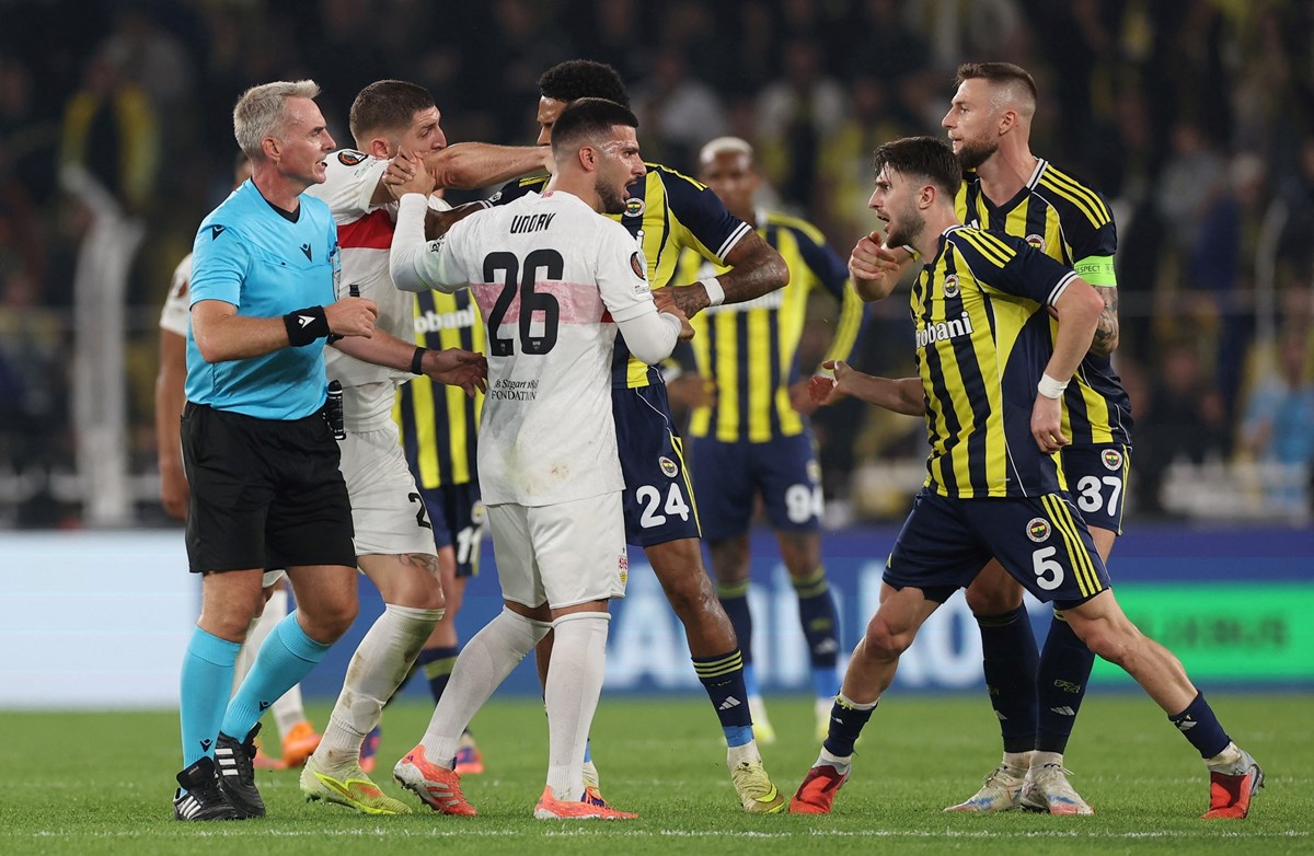 Stuttgart forması giyen Deniz Undav ile Fenerbahçeli İsmail Yüksek arasında yaşanan tartışma