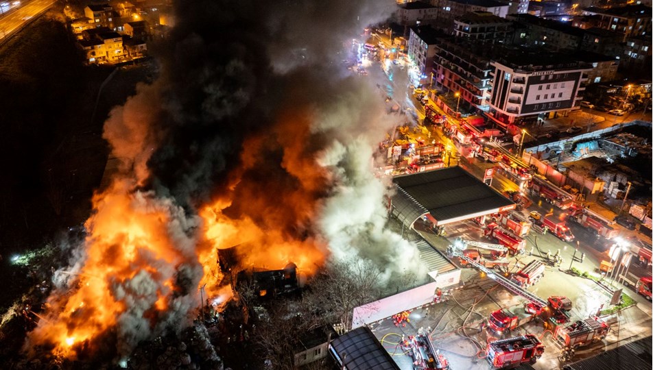 Avcılar'da geri dönüşüm tesisinde yangın: 6 saatte söndürüldü