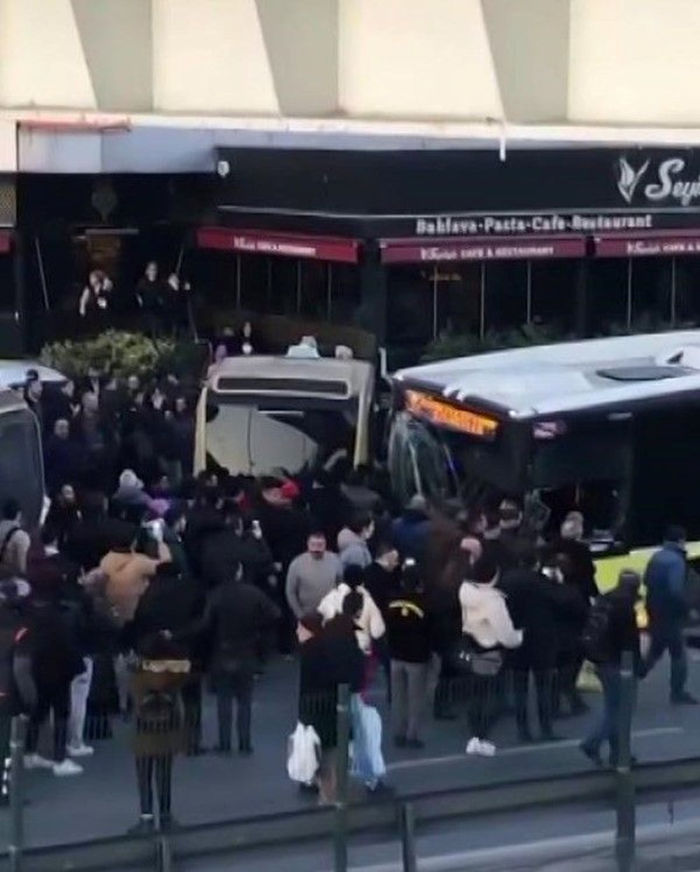 Bahçelievler'deki İETT kazasında şoför ile yolcuların ifadesi tutmadı - 6