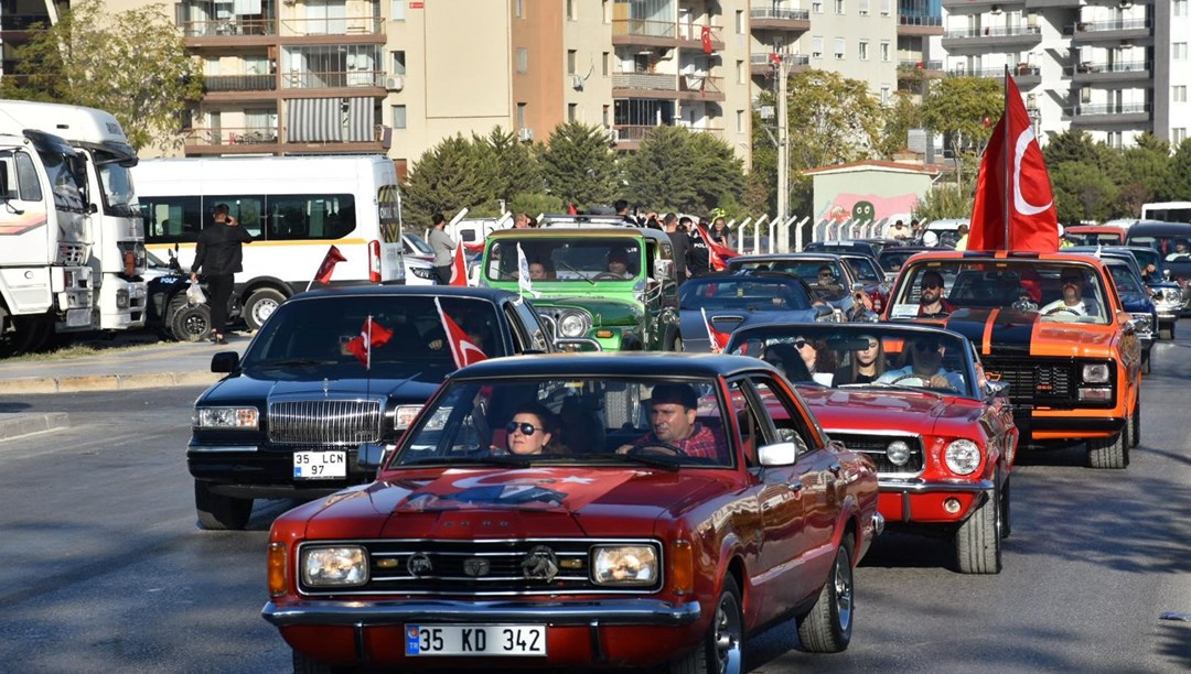 Klasik otomobillerle İzmir'de 29 Ekim korteji