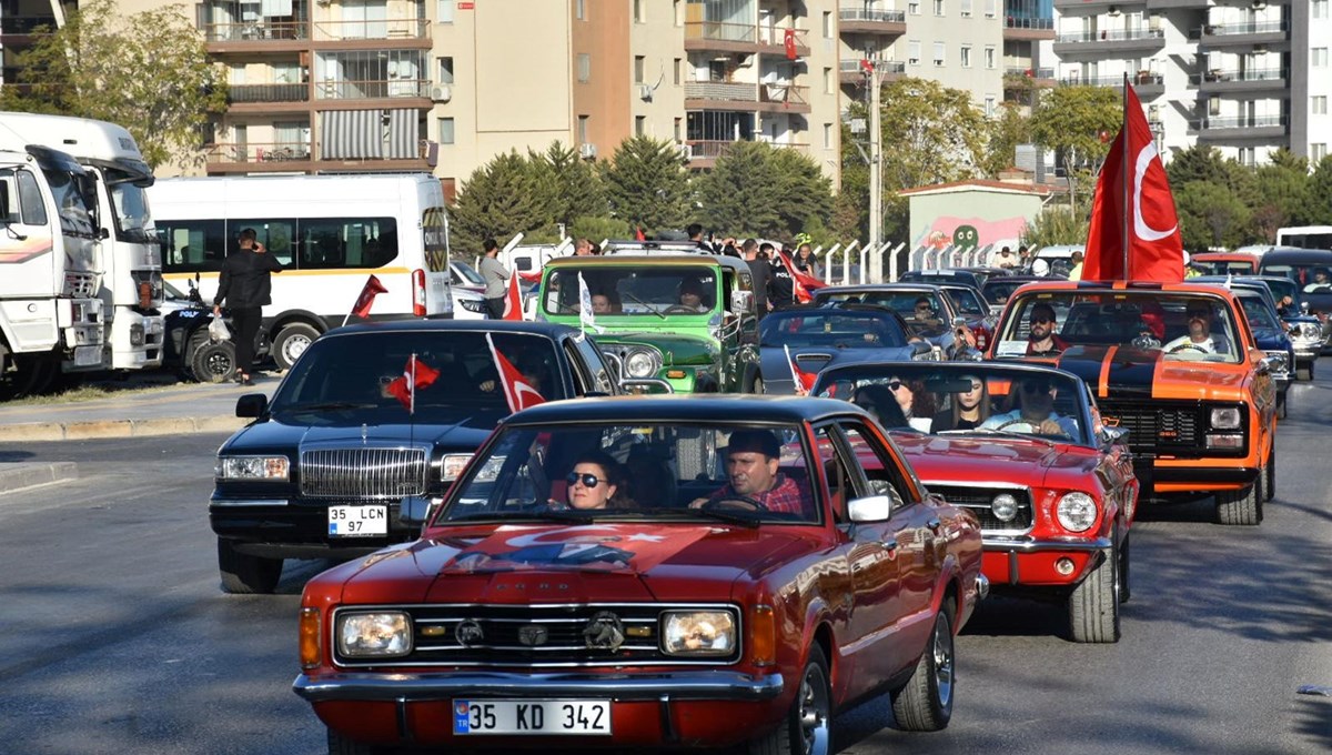 Klasik otomobillerle İzmir'de 29 Ekim korteji Klasik otomobillerle İzmir'de 29 Ekim korteji