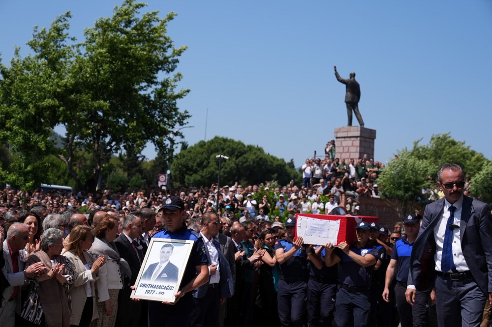 Ferdi Zeyrek son yolculuğuna uğurlanıyor | Özgür Özel gözyaşlarını tutamadı: "Şimdiye kadarki konuşmalarımın en zoru..." - 2
