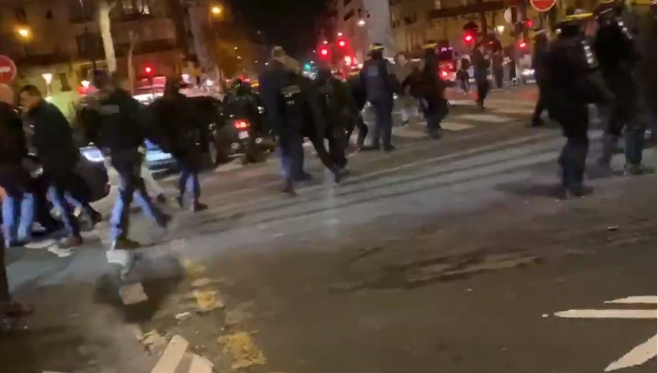 Macron'un bulunduğu tiyatro salonuna girmeye çalışan eylemcilerden protesto