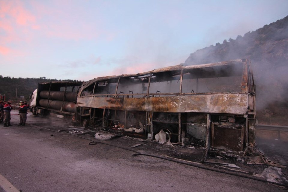 Çorum'da yolcu otobüsü park halindeki TIR'a çarptı - 1