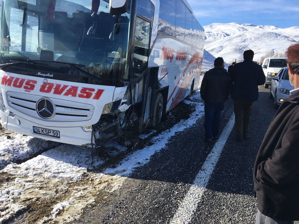 Yolcu otobüsü ile hafif ticari araç çarpıştı: 2 ölü, 4 yaralı - 1