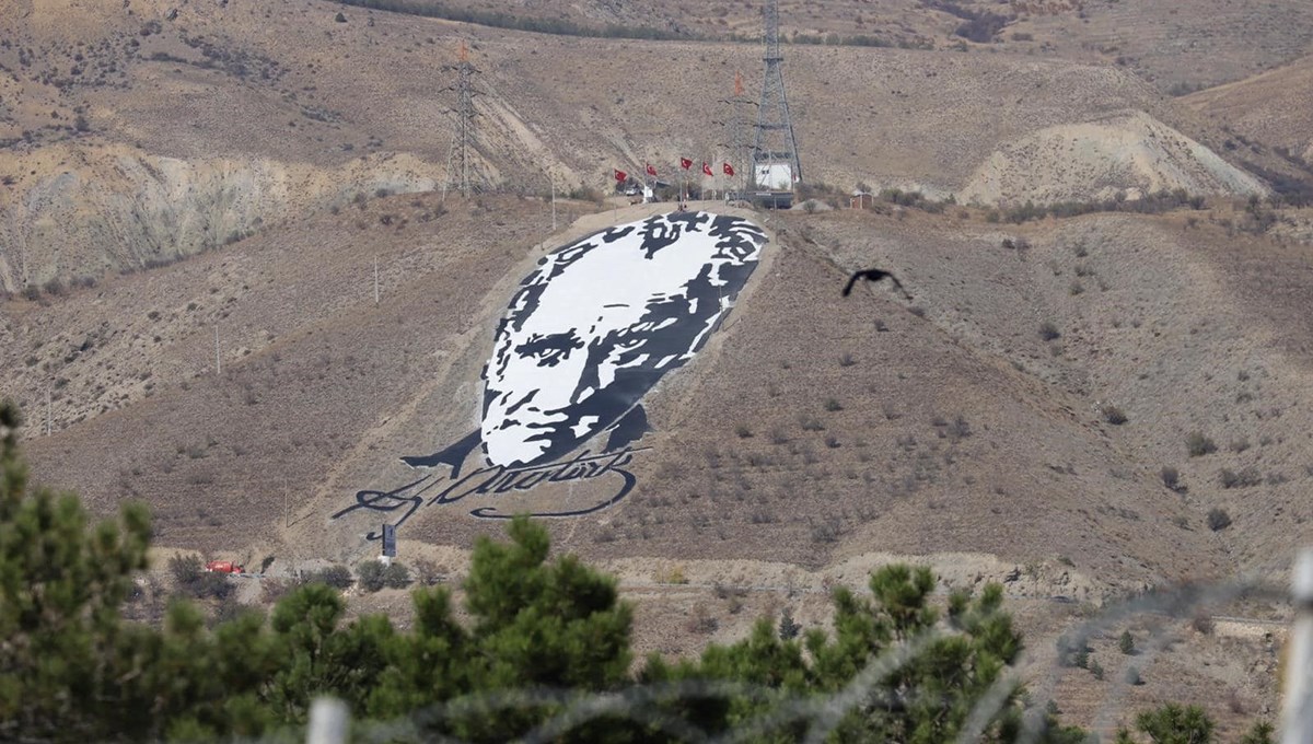 3 bin askerle 41 yıl önce yapılan dev Atatürk portresi yenilendi 3 bin askerle 41 yıl önce yapılan dev Atatürk portresi yenilendi